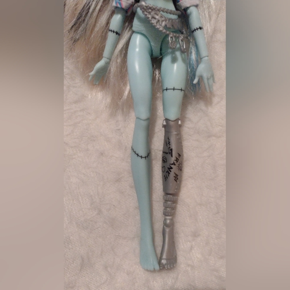 Monster High Frankie Stein 2022 Reboot G3 Generation 3 + Jacket - Picture 3 of 5